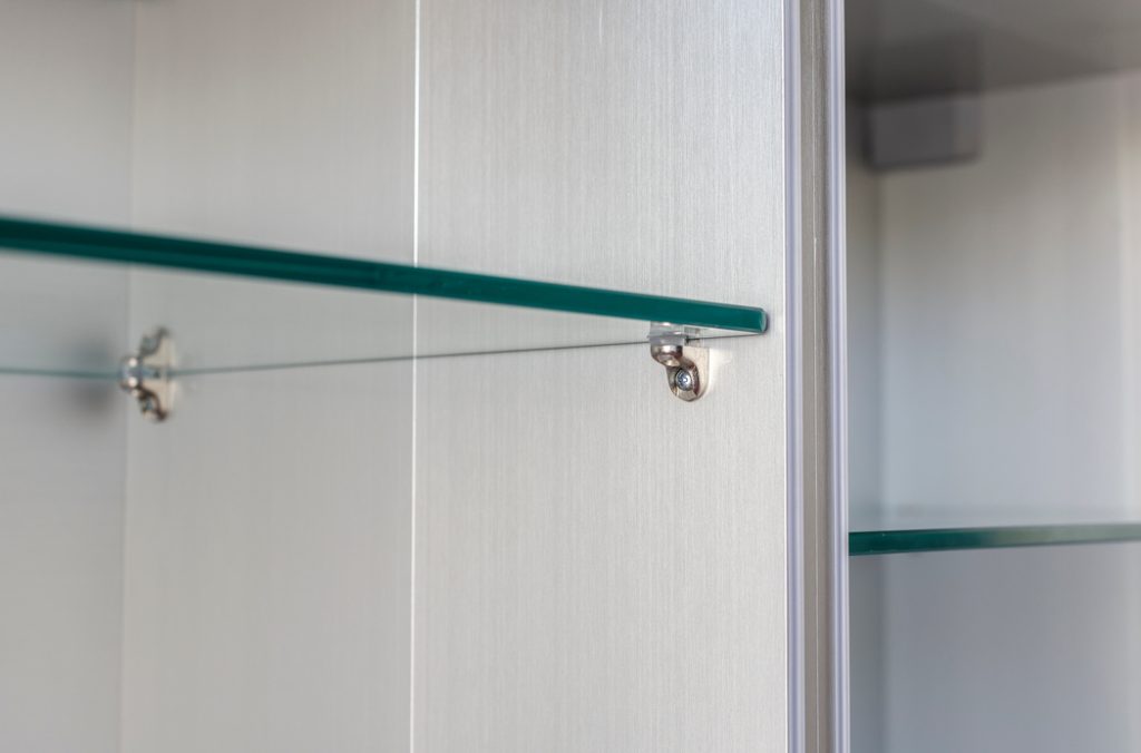 Glass shelves with aluminium anchors detail — ConstanKitchen elegance