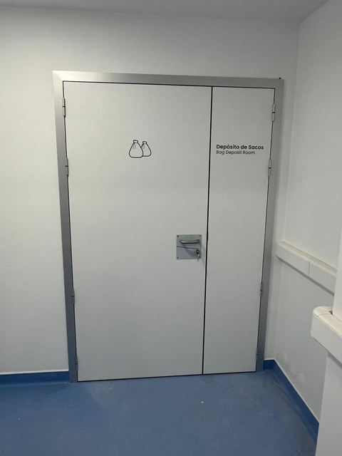 Telescopic aluminium frame in public bathroom