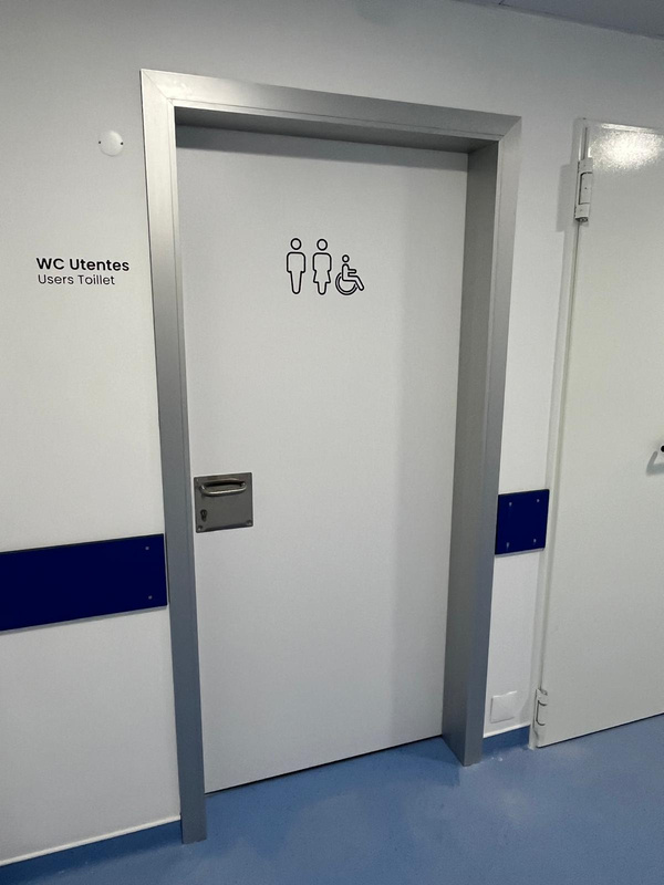 Corridor with telescopic frames in health centre