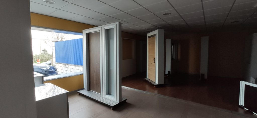 Corridor with handrails and ConstanKitchen telescopic frame doors