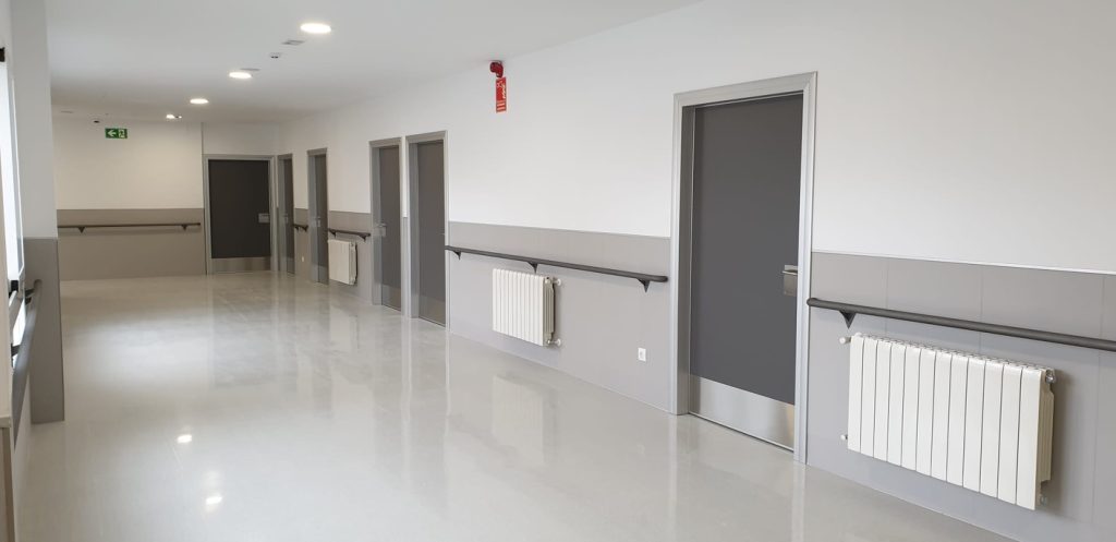 Telescopic frame in indoor passage area