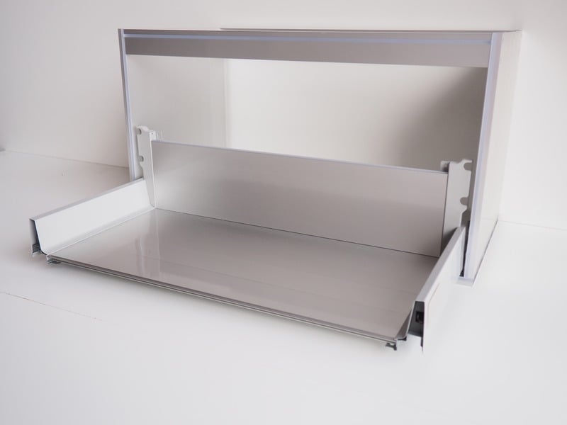 Armazón de aluminio ConstanKitchen con cajón deslizante extendido